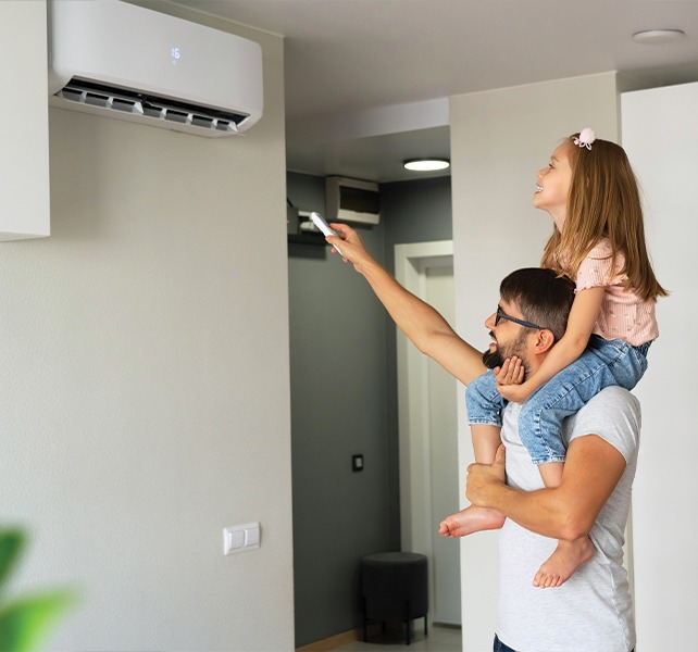 Un père et sa fille profitent de leur subvention thermopompe.
